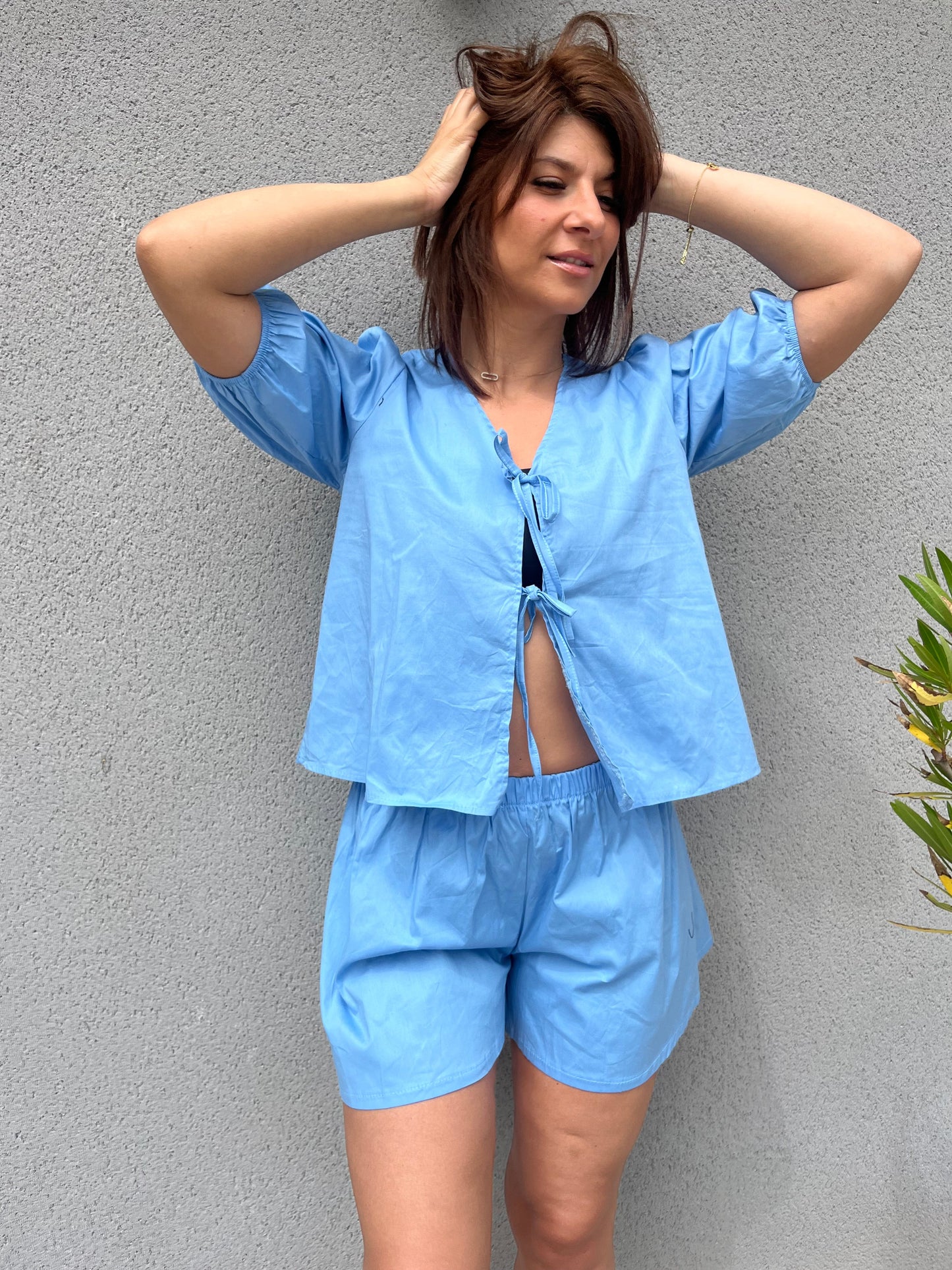 Ensembles blouse à noeuds et short de coton blanc/bleu clair