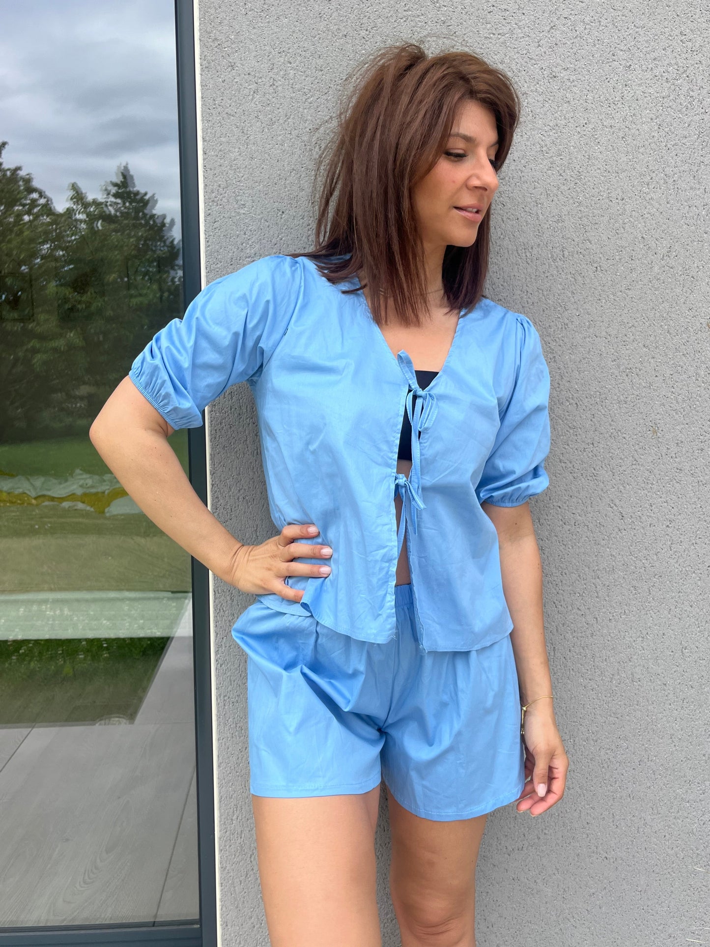 Ensembles blouse à noeuds et short de coton blanc/bleu clair